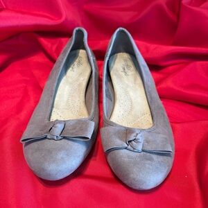 Dexflex Comfort Beige Flats with Bow Accent